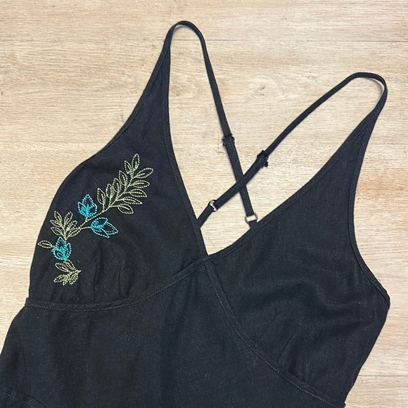 REITMANS | Linen Black Floral Embroidered Dress with Smocking - Picture 13 of 16